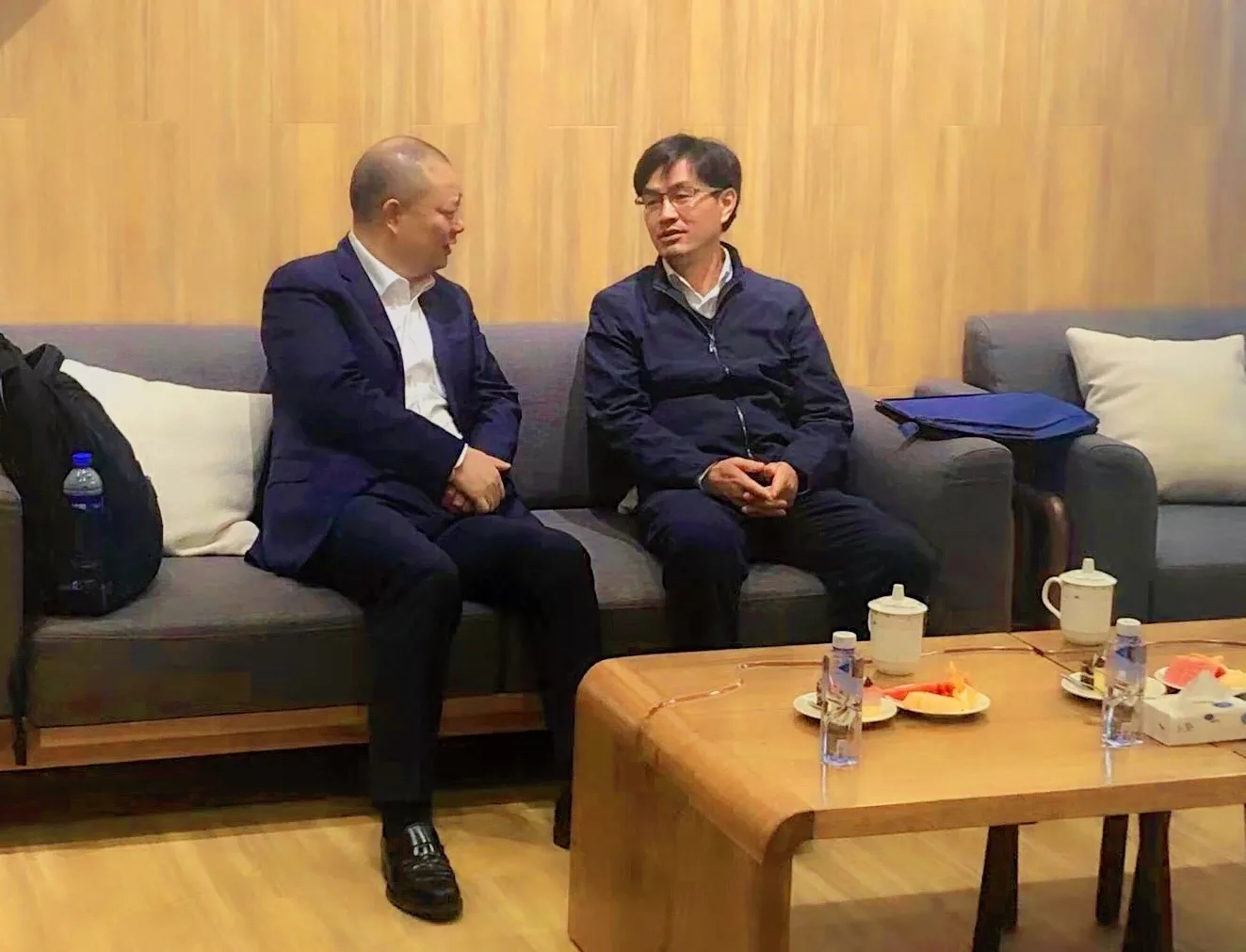 民政部基层政权建设与社区治理司副司长 黄观鸿(右)朗佑控股董事长